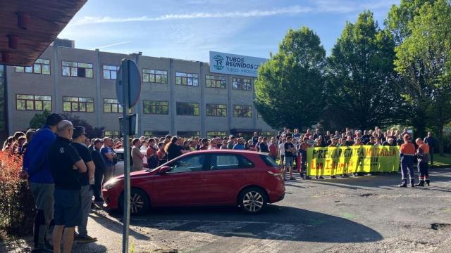 Concentración frente a la planta de Tubos Reunidos en Amurrio