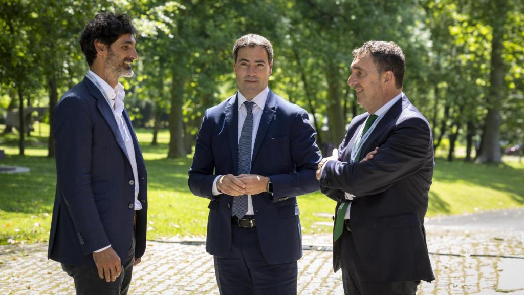 El lehendakari, Imanol Pradales, conversa con el presidente de Aefame, José Miguel Lanzagorta, y el director de Desarrollo de Chillida Leku, Mikel Chillida