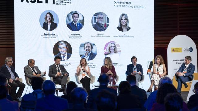 Momento en el que se formó la mesa redonda en el Foro Internacional ASETT.