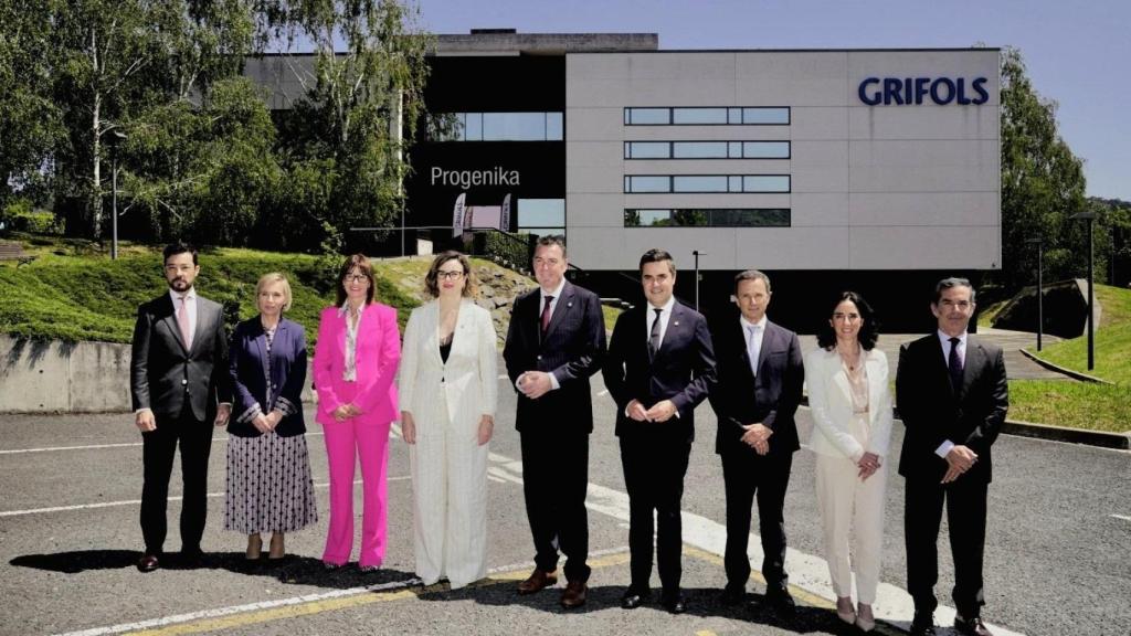 Visita del consejero Mikel Jauregi y la diputada general vizcaína, Elixabete Etxanobe, a la antigua Progenika, ahora de Grifols / E Press