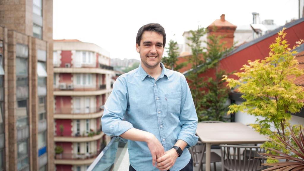 Antón de la Rica, CEO de Líbere, en uno de los apartamentos de la compañía en Bilbao / Araba Press