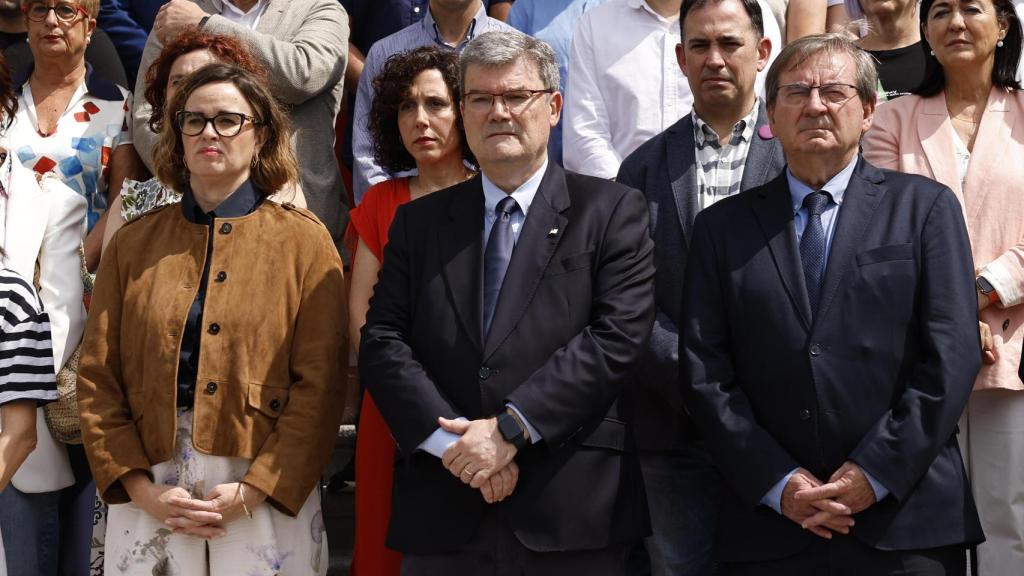 El Ayuntamiento de Bilbao celebra una concentración silenciosa frente al consistorio para denunciar los hechos