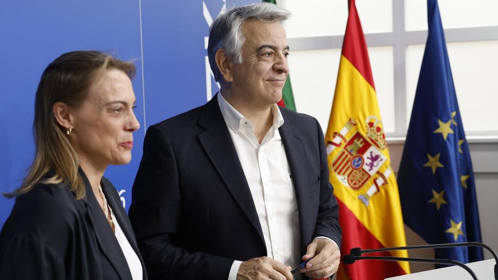 El presidente del PP vasco, Javier De Andrés (d), y la presidenta del PP en Bizkaia, Raquel González (i), han analizado este viernes las sospechas que recaen sobre la Diputación de Bizkaia