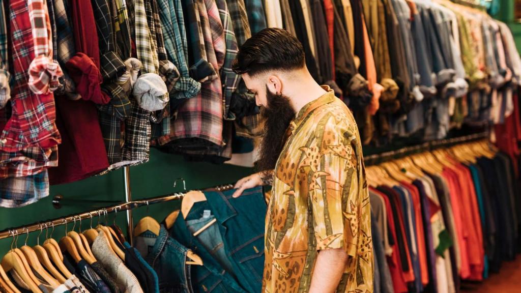 Hombre comprando ropa vintage / Freepik