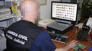 Imagen de archivo de un operativo de la Guardia Civil ante un caso de corrupción de menores y pornografía infantil