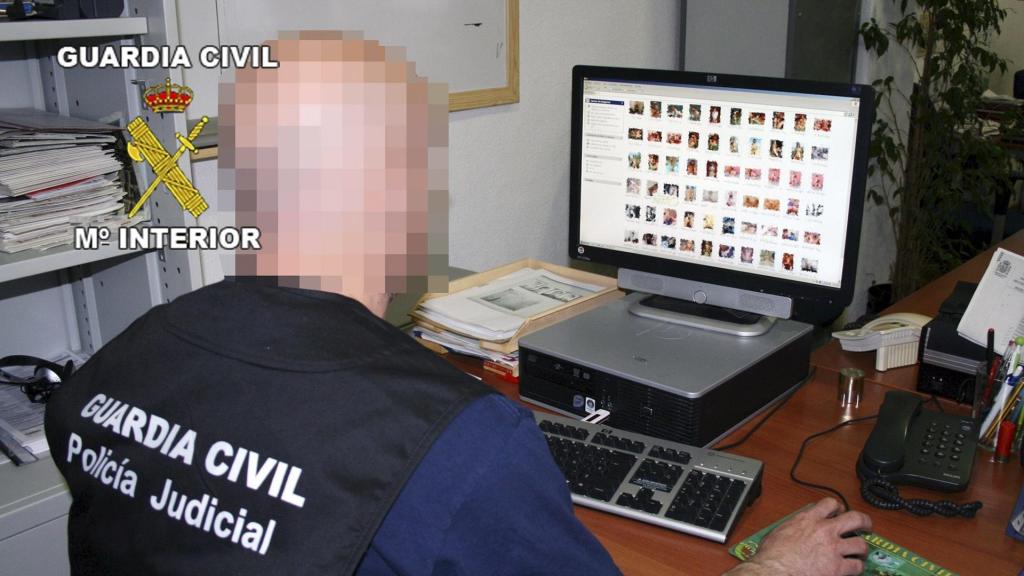 Imagen de archivo de un operativo de la Guardia Civil ante un caso de corrupción de menores y pornografía infantil