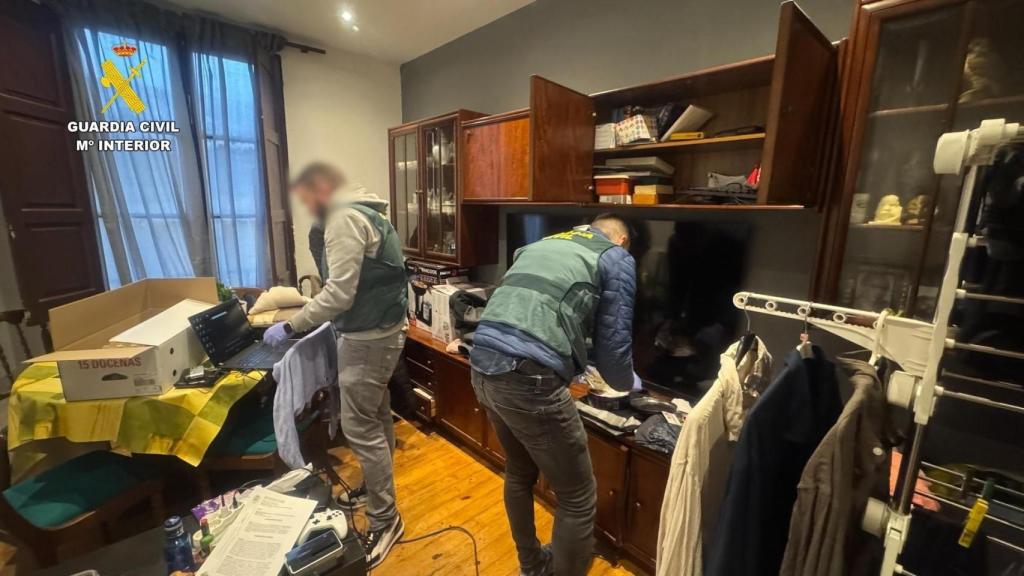 Registro en una operación de la Guardia Civil contra la pornografía infantil