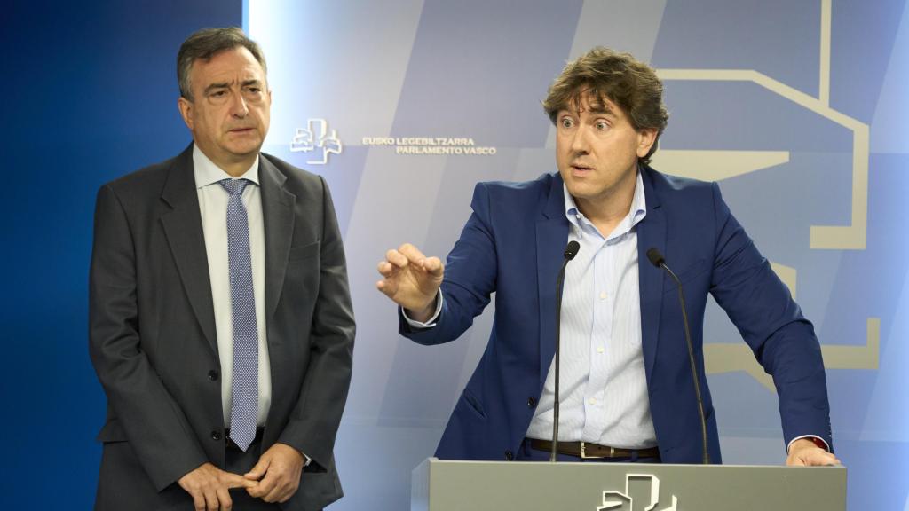 El secretario general del PSE-EE, Eneko Andueza, y el presidente del PNV, Aitor Esteban