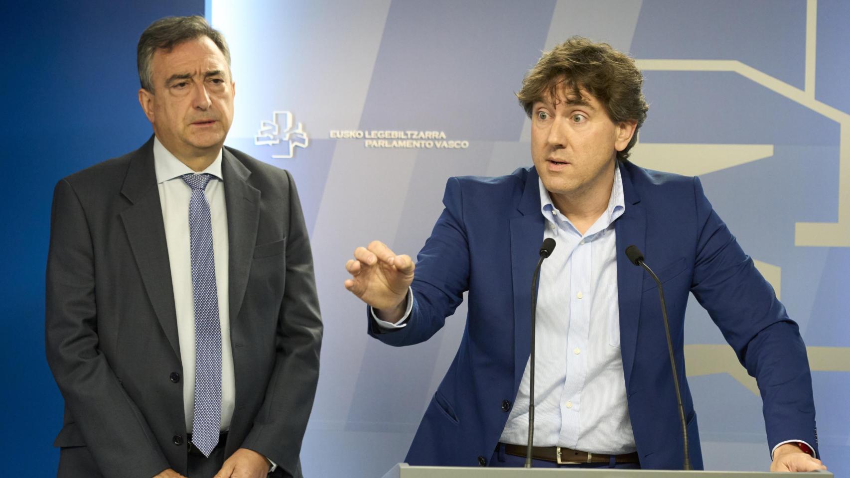 El secretario general del PSE-EE, Eneko Andueza, y el presidente del PNV, Aitor Esteban