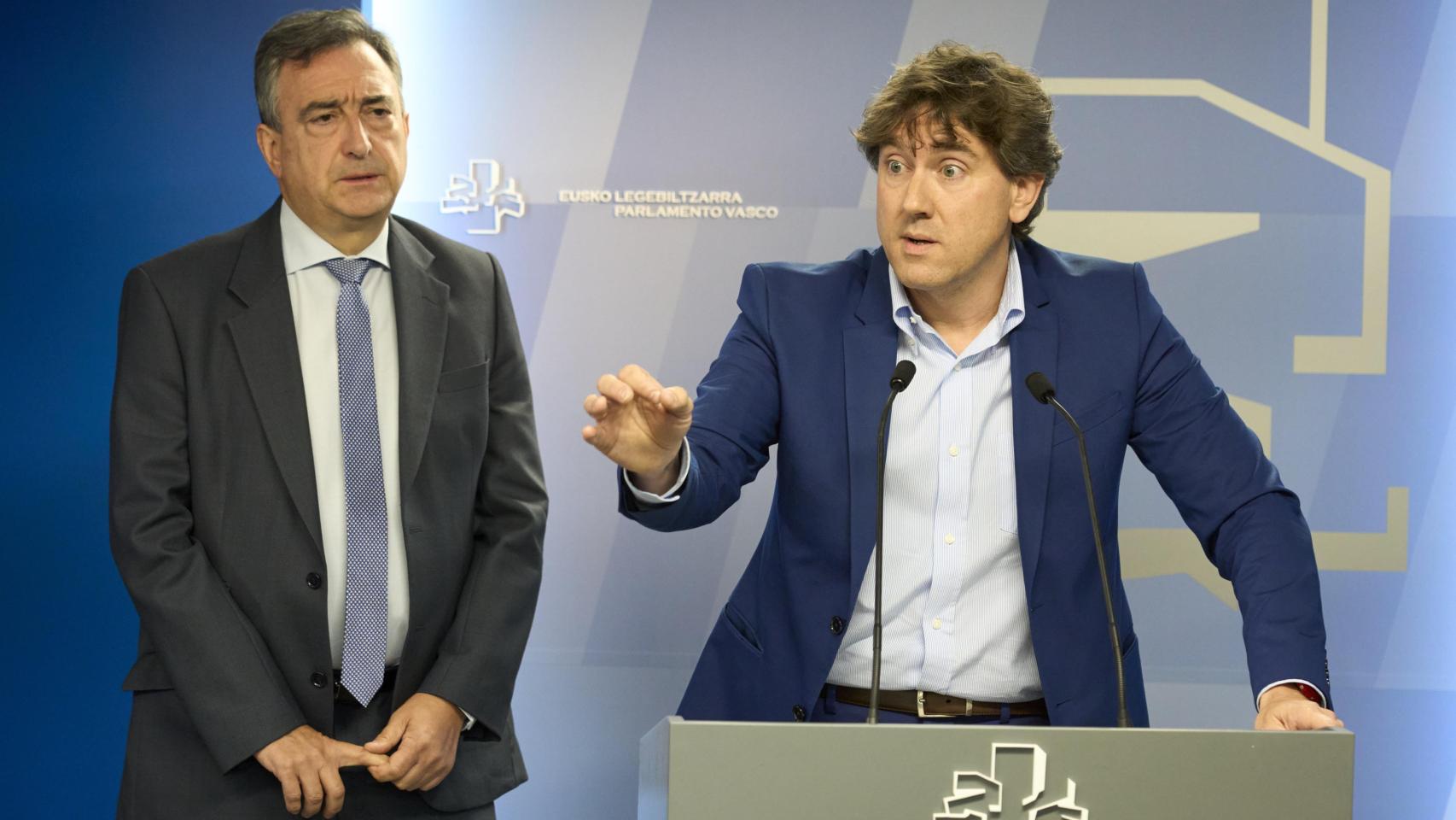 El secretario general del PSE-EE, Eneko Andueza, y el presidente del PNV, Aitor Esteban