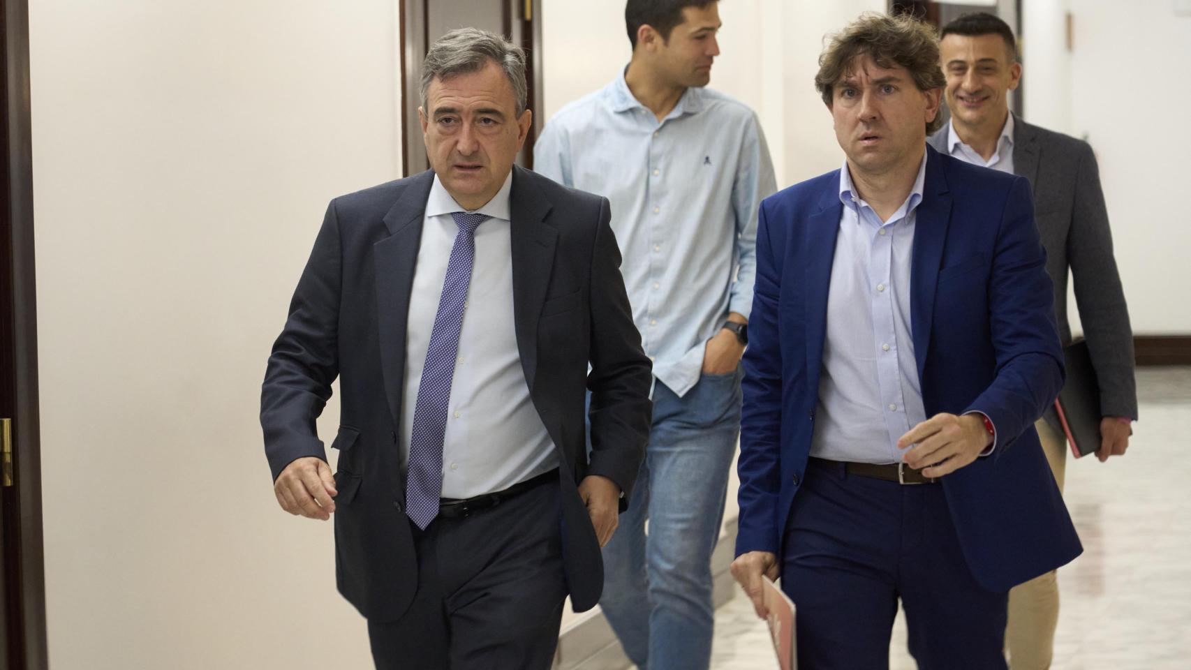 El presidente del PNV, Aitor Esteban, junto al secretario general del PSE-EE, Eneko Andueza