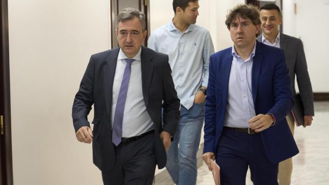 El presidente del PNV, Aitor Esteban, junto al secretario general del PSE-EE, Eneko Andueza