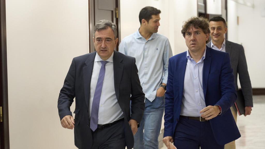 El presidente del PNV, Aitor Esteban, junto al secretario general del PSE-EE, Eneko Andueza