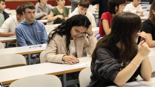 Estudiantes  la Prueba de Acceso a la Universidad (PAU) en la Escuela de Ingeniería de San Mamés de la Universidad del País Vasco (UPV/EHU) en Bilbao. EFE/Miguel Toña