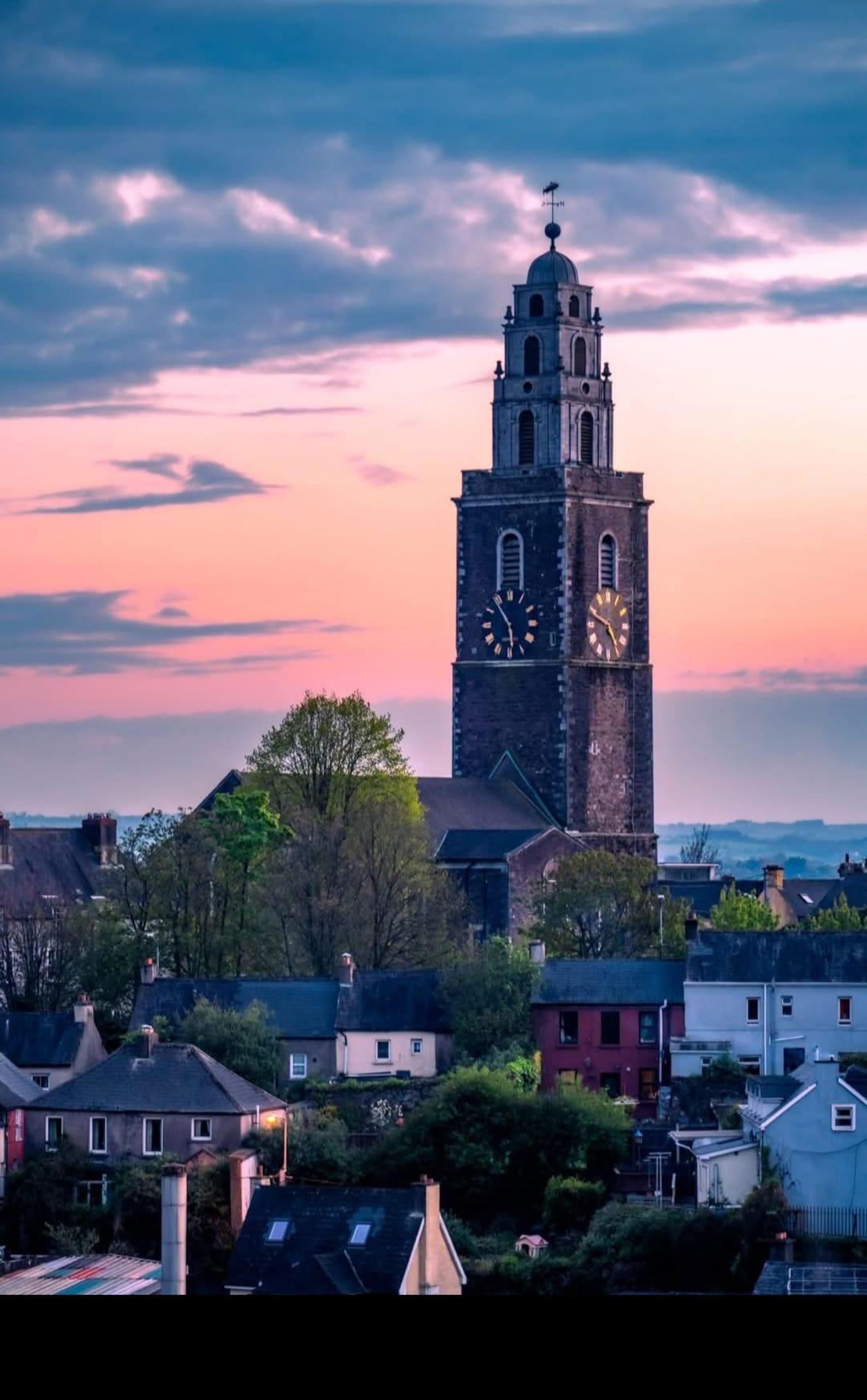 Durante su construcción se incorporaron piedras del castillo de Shandon, de piedra roja y de la abadía franciscana en North Mall, de piedra caliza. El nombre de Shandon, distrito en el que se encuentra la iglesia, provienen de Sean Dún, que significa antiguo fuerte