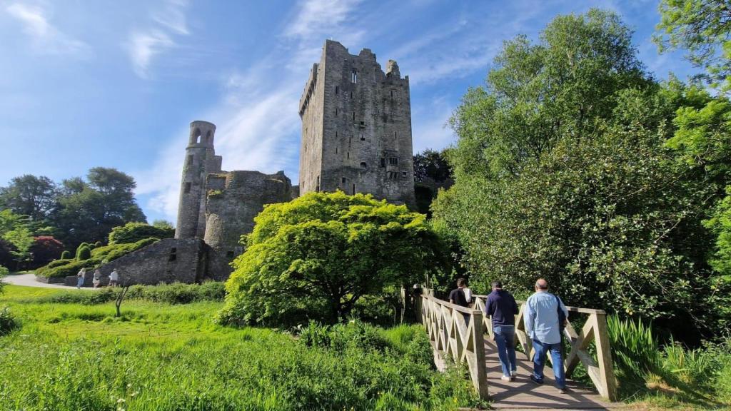 Los jardines del castillo, al que se puede llegar en transporte público,  incluyen buena muestra de plantas venenosas, carnívoras o surtido de hierbas aromáticas