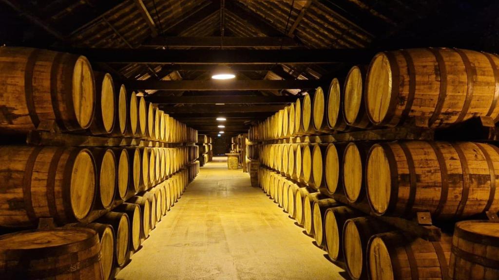 Buena parte de las barricas se realizan con madera de los montes gallegos de Baralla. Tras la tala, la madera se traslada a Jerez, donde se elaboran y usan un tiempo con estos vinos andaluces antes de llevarlas a Cork, para sustituir el vino por whiskey