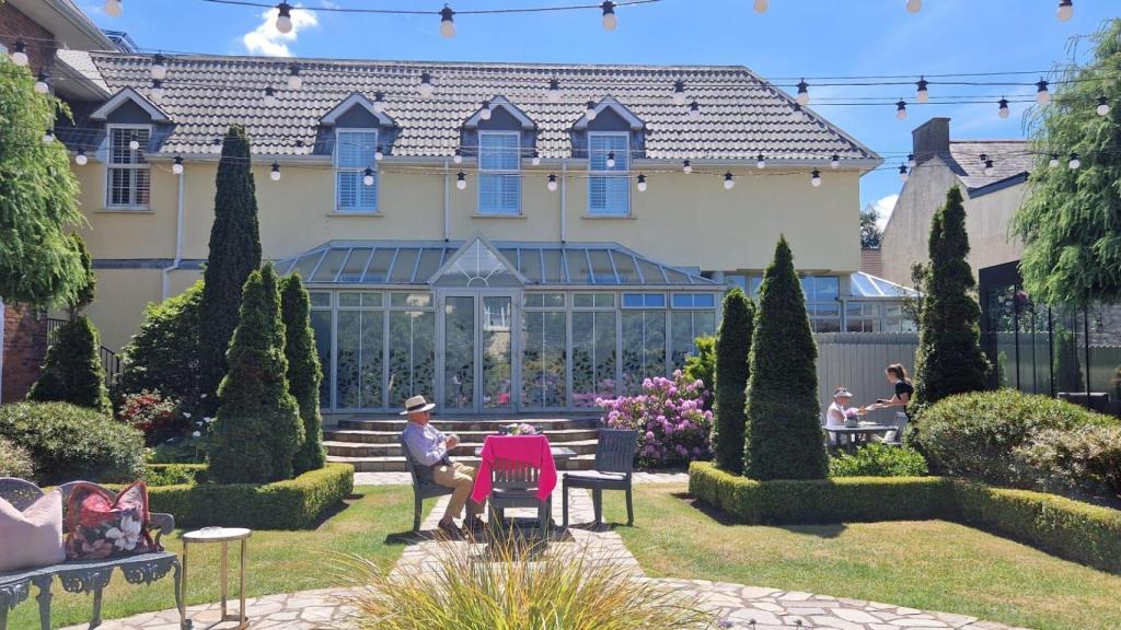 El afternoon tea se sirve bajo reserva, excepto los lunes, martes y miércoles. Hayfield Manor, entre jardines amurallados, se considera uno de los mejores  hoteles de Irlanda