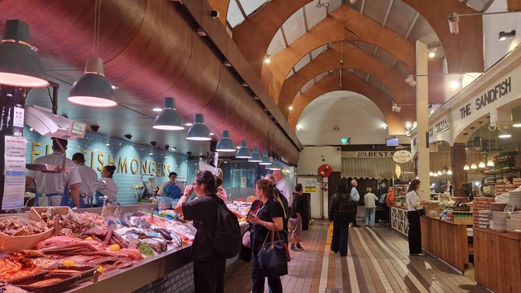 El mercado es uno de los principales puntos turísticos. Ni la reina Isabel II durante su visita en 2011, se resistió a la visita