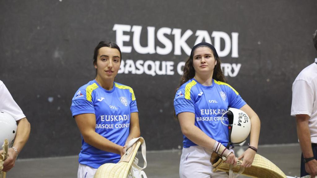 Las jugadoras de la selección española Erica (d) y Arai (d) antes de enfrentarse a la de Euskadi en la tercera jornada de la I Liga de Naciones de cesta punta.