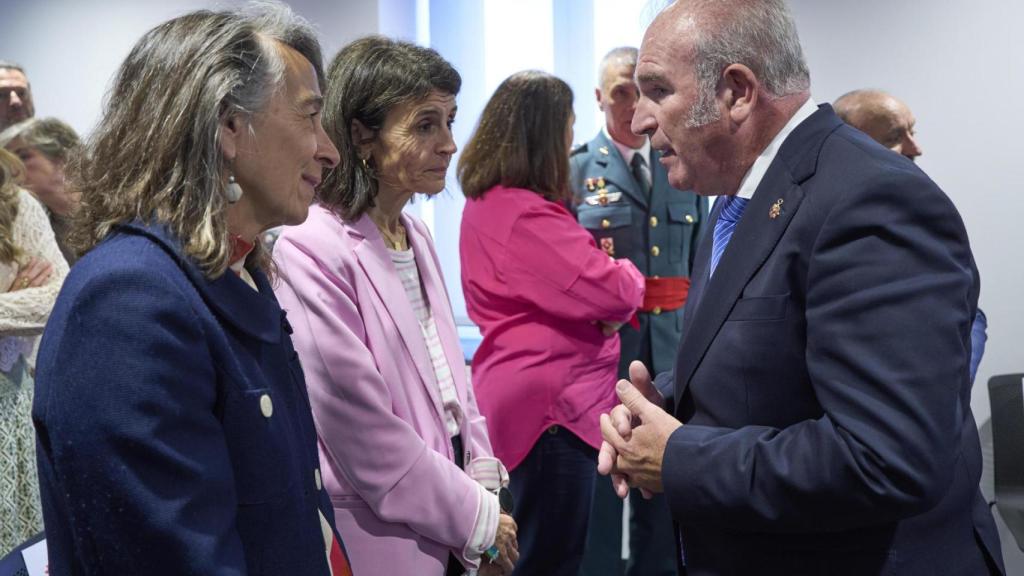 De izquierda a derecha: la delegada del gobierno, Marisol Garmendia; la consejera de Bienestar, Juventud y Reto Demográfico, Nerea Melgosa y el presidente de Vitepaz, Alfonso Sánchez