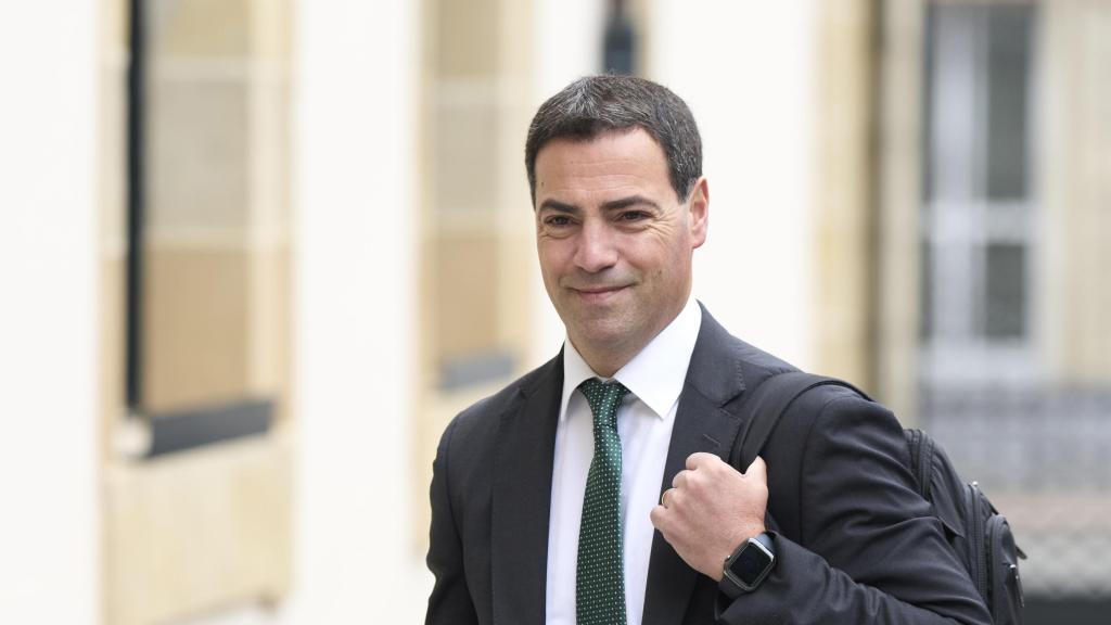 El lehendakari, Imanol Pradales, a su llegada al Parlamento vasco