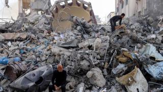 Dos palestinos inspeccionan los escombros cerca del Hospital Al-Shifa, después de que el Ejército israelí se retirara del mismo tras una operación militar de dos semanas en la ciudad de Gaza, en una imagen del 1 de abril de 2024