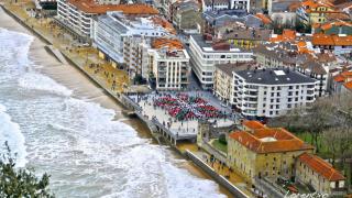 Ikurriña organizada por Gure Esku Dago en Zarautz