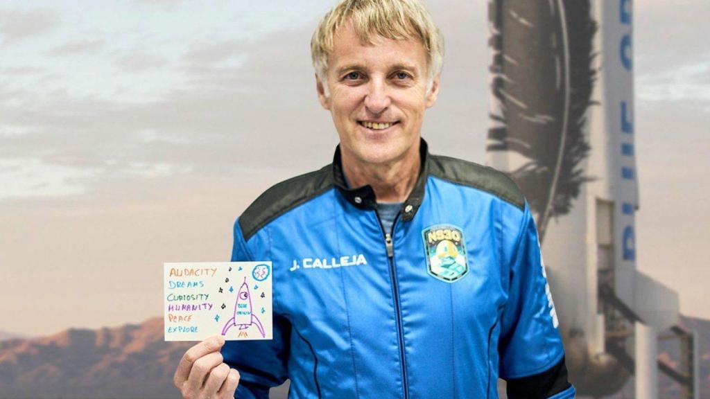 Jesús Calleja con una postal