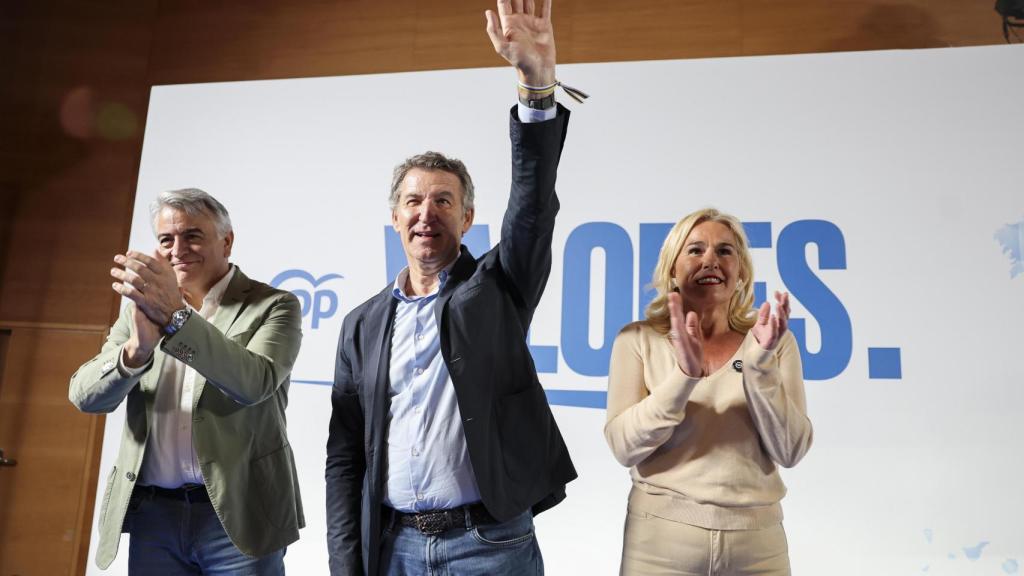 El líder del PP, Alberto Núñez Feijóo (c), acompañado por el presidente del PP Vasco, Javier de Andrés (i), y de la secretaria del PP Vasco, Esther Martín