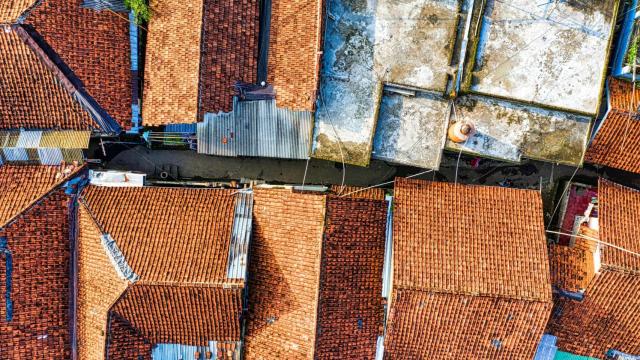 Toma aérea de un conjunto de viviendas.