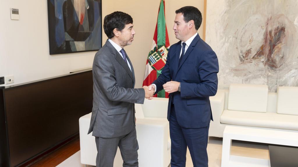 Imanol Pradales con Antón Arriola, de Kutxabank