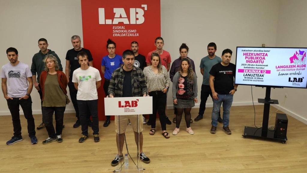 Representantes de LAB del profesorado público en rueda de prensa en Bilbao