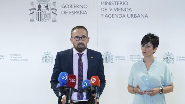 El consejero de Vivienda y Agenda Urbana del Gobierno vasco, Denis Itxaso, y la ministra de vivienda y Agenda Urbana, Isabel Rodríguez