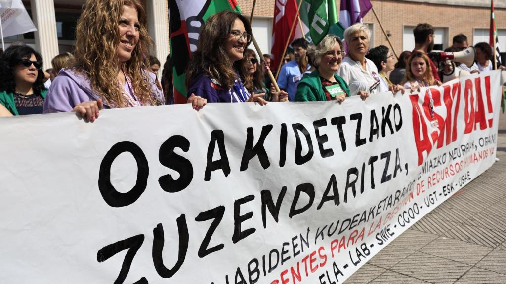 Los sindicatos ELA, SATSE, LAB, SME, CCOO, UGT, ESK y USAE han celebrado este lunes una concentración frente al Hospital de Cruces