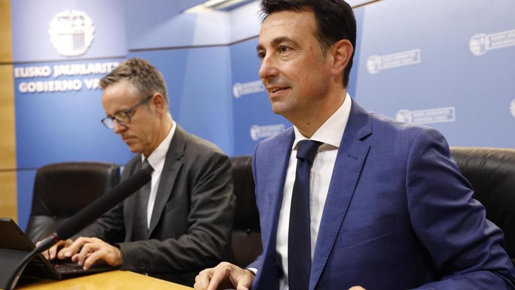 Mikel Torres, junto al viceconsejero de Economía, Iñaki Ruiz