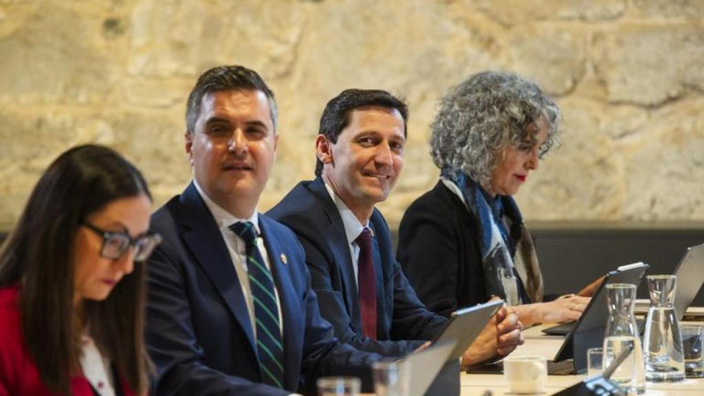 El consejero de Hacienda y Finanzas, Noël D´Anjou, junto a Jauregi, Bengoetxea y Pedrosa