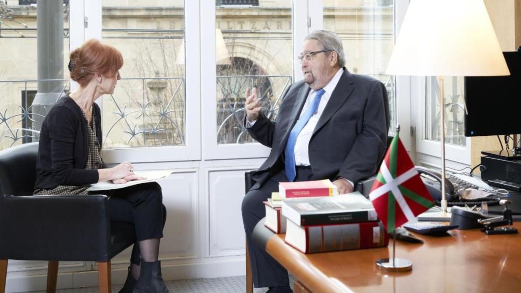 Manuel Lezertua junto a Inés Ibáñez de Maeztu