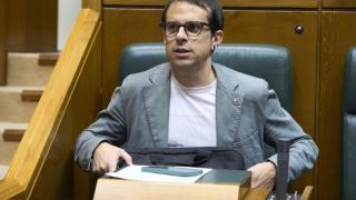Pello Otxandiano, de Bildu, antes de comenzar el Pleno ordinario en el Parlamento Vasco a 5 de junio de 2025