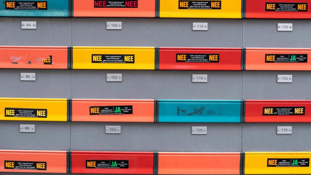 Buzones de diferentes colores