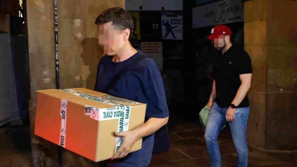 Agentes de la UCO durante su registro de este martes en Pamplona.