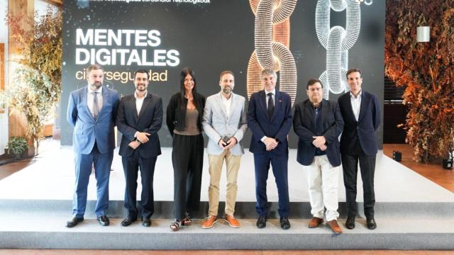 Foto de familia de los premiados en las Jornadas Tecnológicas de Euskaltel
