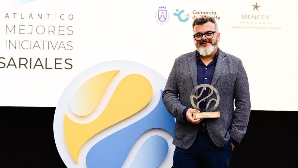 Alexis Amaya, fundador de Dormitorum, recibe la Mención Especial al Directivo del Año en los Premios Atlántico Hoy