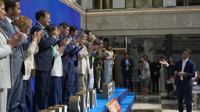 El lehendakari, Imanol Pradales, junto a los 15 consejeros del Gobierno vasco