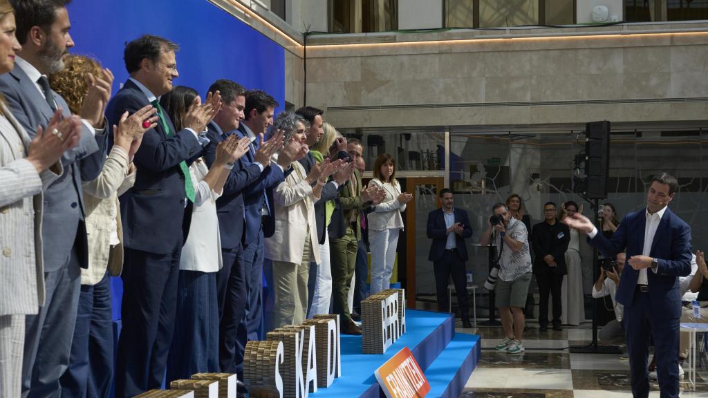 El lehendakari, Imanol Pradales, junto a los 15 consejeros del Gobierno vasco