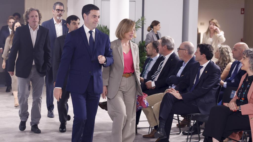 Imanol Pradales, acompañado de la diputada general de Gipuzkoa, Eider Mendoza