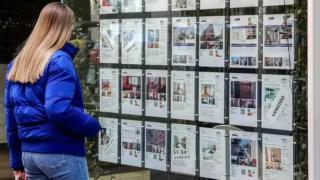 Joven mirando escaparate de una Agencia Inmobiliaria / EFE