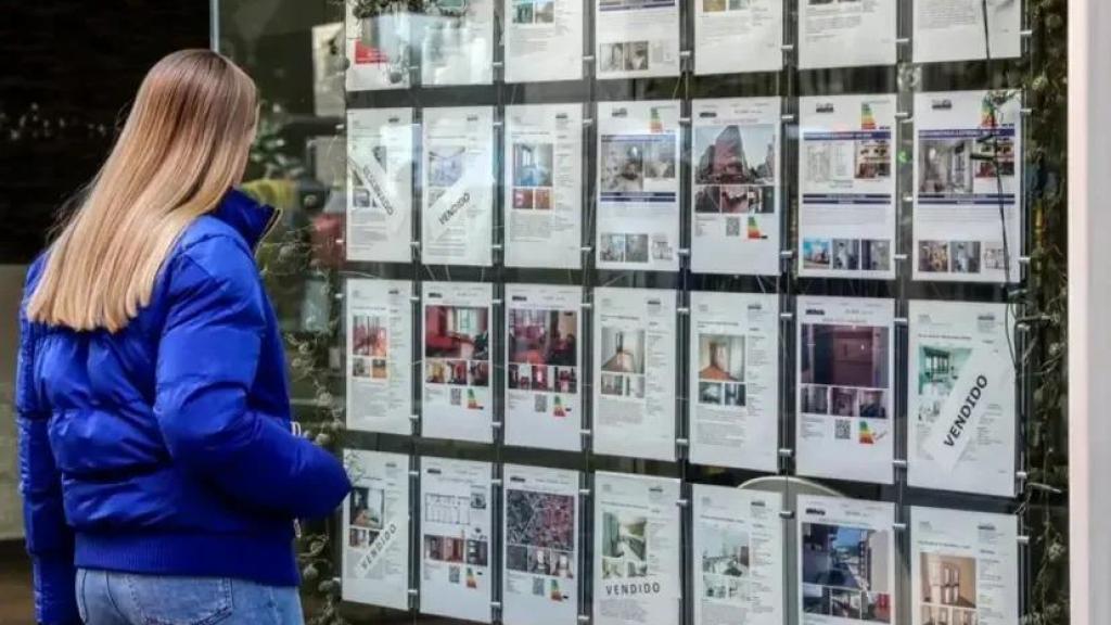 Joven mirando escaparate de una Agencia Inmobiliaria / EFE