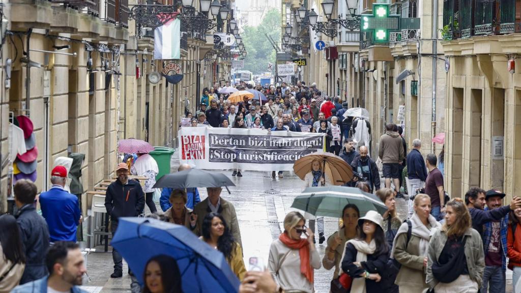 Cientos de personas protestan en San Sebastián contra la turistificación y su impacto en la vivienda