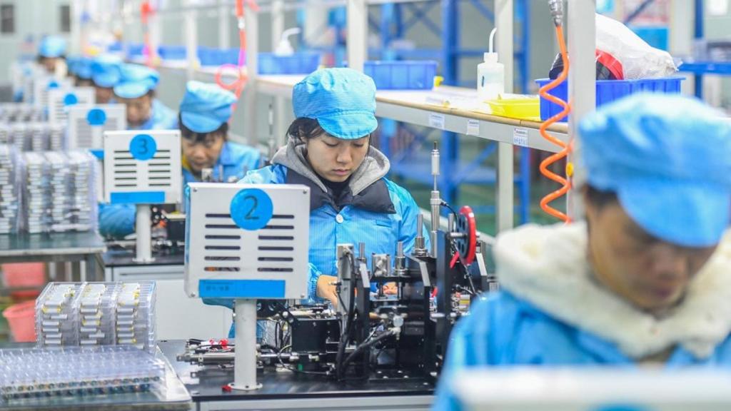 Trabajadores de la empresa china Hithium.